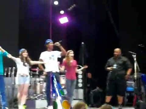 Demi Lovato\'s Entrance at Souncheck 0109