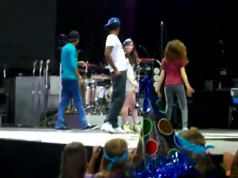 Demi Lovato\'s Entrance at Souncheck 0523 - Demilush - Entrance at Sounchek Part oo2