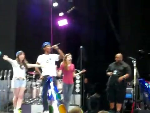 Demi Lovato\'s Entrance at Souncheck 0129