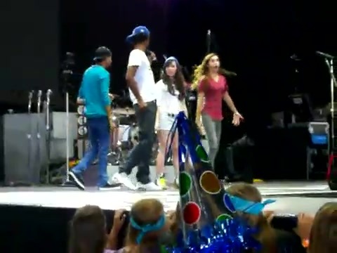 Demi Lovato\'s Entrance at Souncheck 0553
