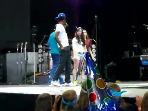 Demi Lovato\'s Entrance at Souncheck 0595