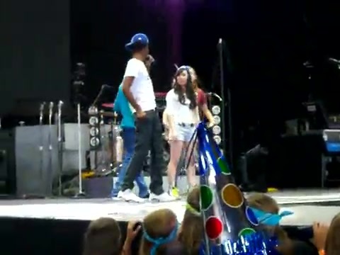 Demi Lovato\'s Entrance at Souncheck 0602