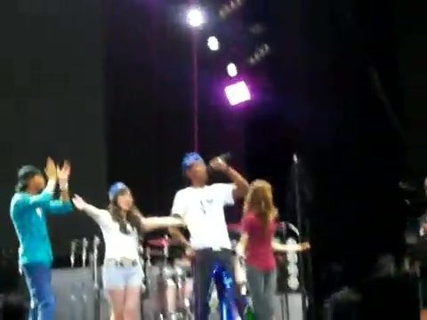 Demi Lovato\'s Entrance at Souncheck 0211