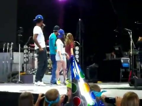 Demi Lovato\'s Entrance at Souncheck 0712