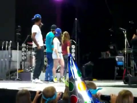 Demi Lovato\'s Entrance at Souncheck 0728
