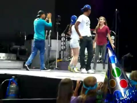 Demi Lovato\'s Entrance at Souncheck 0402