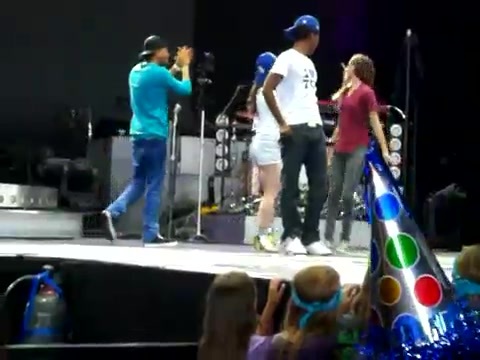 Demi Lovato\'s Entrance at Souncheck 0412