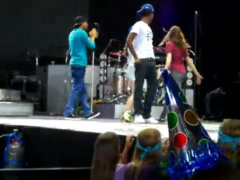 Demi Lovato\'s Entrance at Souncheck 0443