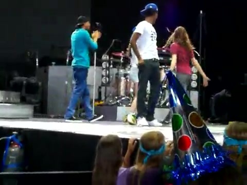 Demi Lovato\'s Entrance at Souncheck 0445 - Demilush - Entrance at Sounchek Part oo1