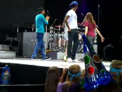 Demi Lovato\'s Entrance at Souncheck 0450 - Demilush - Entrance at Sounchek Part oo1