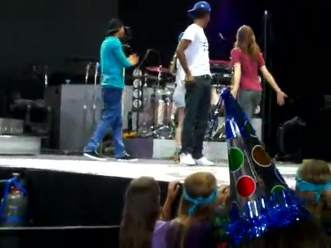 Demi Lovato\'s Entrance at Souncheck 0460 - Demilush - Entrance at Sounchek Part oo1