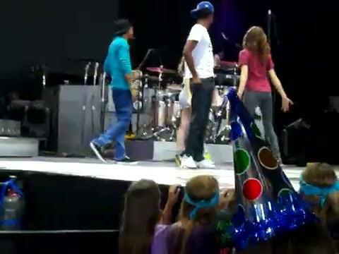 Demi Lovato\'s Entrance at Souncheck 0475 - Demilush - Entrance at Sounchek Part oo1
