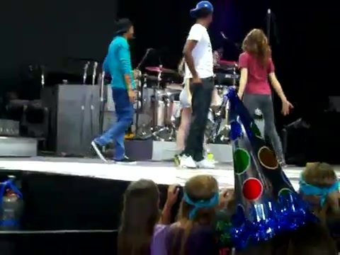 Demi Lovato\'s Entrance at Souncheck 0476 - Demilush - Entrance at Sounchek Part oo1