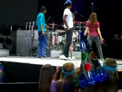 Demi Lovato\'s Entrance at Souncheck 0493 - Demilush - Entrance at Sounchek Part oo1