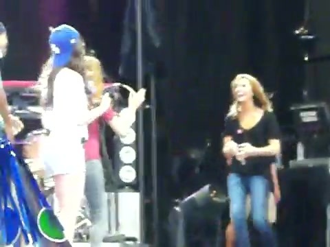 Demi Lovato\'s Entrance at Souncheck 1145 - Demilush - Entrance at Sounchek Part oo3