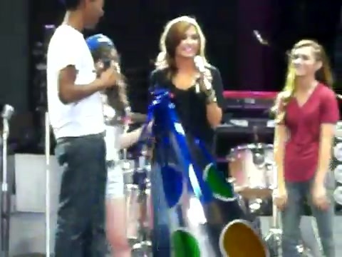 Demi Lovato\'s Entrance at Souncheck 2086 - Demilush - Entrance at Sounchek Part oo5