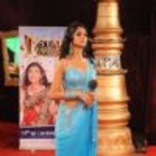 198995-jennifer-winget-hosting-star-parivaar-awards