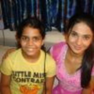 199510-jennifer-winget-with-a-fan