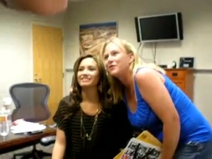 DEMI LOVATO VIP MEETING AT 8-1-10 0707 - Demilush - VIP Meeting At 08 01 2010 Part oo2