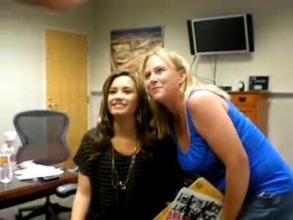 DEMI LOVATO VIP MEETING AT 8-1-10 0712 - Demilush - VIP Meeting At 08 01 2010 Part oo2