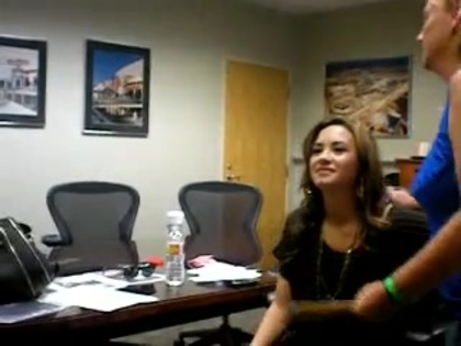 DEMI LOVATO VIP MEETING AT 8-1-10 0427 - Demilush - VIP Meeting At 08 01 2010 Part oo1