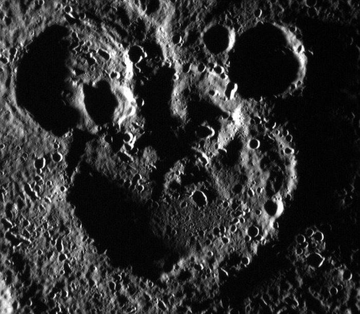 Capul lui MIckey Mouse pe Luna