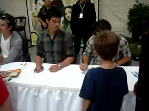 Meeting the Jonas Brothers and Demi Lovato at Walmart 0001 - Demilush - Meeting the Jonas Brothers and Demi Lovato at Walmart Part oo1