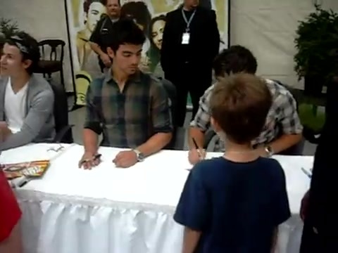 Meeting the Jonas Brothers and Demi Lovato at Walmart 0017 - Demilush - Meeting the Jonas Brothers and Demi Lovato at Walmart Part oo1