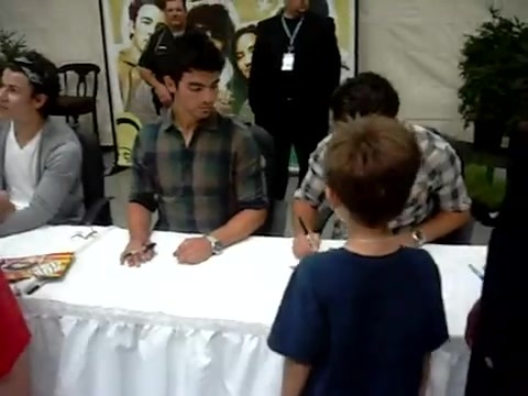 Meeting the Jonas Brothers and Demi Lovato at Walmart 0019 - Demilush - Meeting the Jonas Brothers and Demi Lovato at Walmart Part oo1