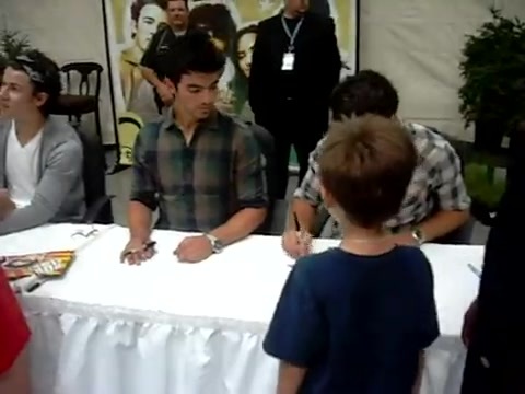 Meeting the Jonas Brothers and Demi Lovato at Walmart 0023 - Demilush - Meeting the Jonas Brothers and Demi Lovato at Walmart Part oo1