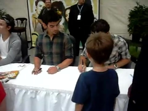 Meeting the Jonas Brothers and Demi Lovato at Walmart 0028 - Demilush - Meeting the Jonas Brothers and Demi Lovato at Walmart Part oo1