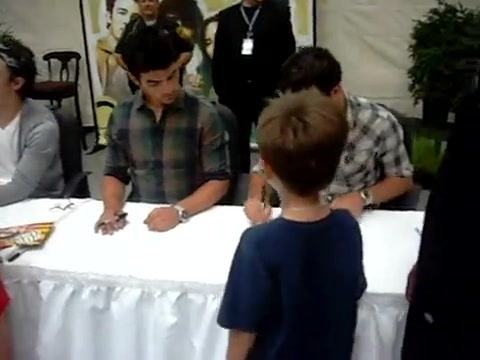 Meeting the Jonas Brothers and Demi Lovato at Walmart 0037 - Demilush - Meeting the Jonas Brothers and Demi Lovato at Walmart Part oo1