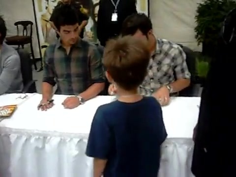 Meeting the Jonas Brothers and Demi Lovato at Walmart 0054 - Demilush - Meeting the Jonas Brothers and Demi Lovato at Walmart Part oo1