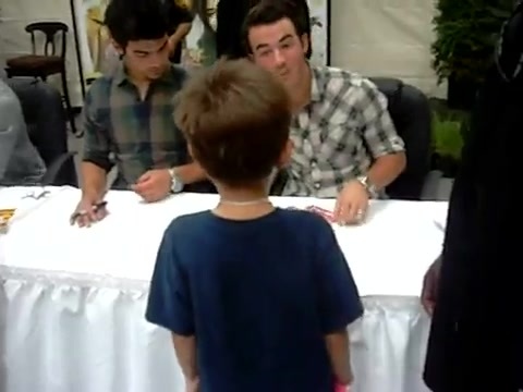 Meeting the Jonas Brothers and Demi Lovato at Walmart 0085 - Demilush - Meeting the Jonas Brothers and Demi Lovato at Walmart Part oo1