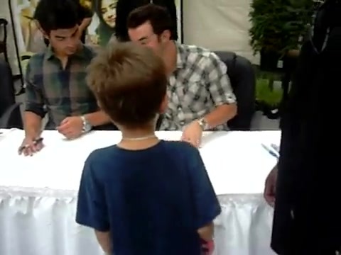 Meeting the Jonas Brothers and Demi Lovato at Walmart 0104 - Demilush - Meeting the Jonas Brothers and Demi Lovato at Walmart Part oo1