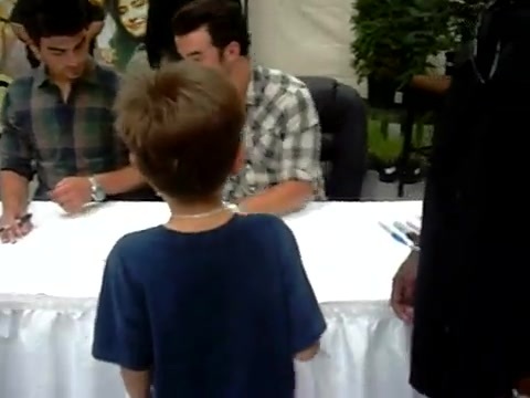 Meeting the Jonas Brothers and Demi Lovato at Walmart 0115