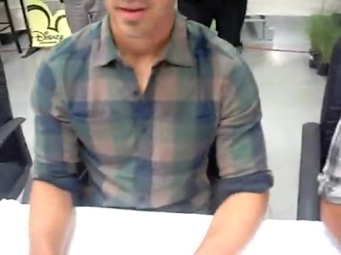 Meeting the Jonas Brothers and Demi Lovato at Walmart 1039