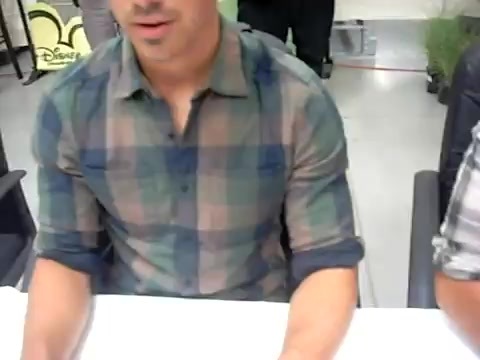 Meeting the Jonas Brothers and Demi Lovato at Walmart 1050
