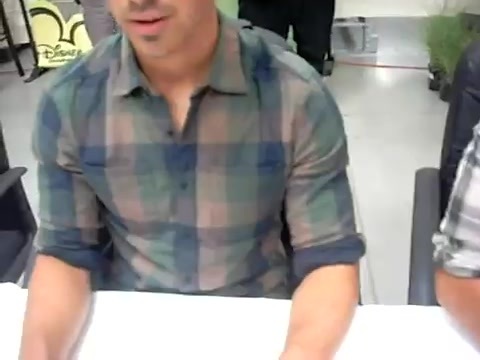 Meeting the Jonas Brothers and Demi Lovato at Walmart 1052