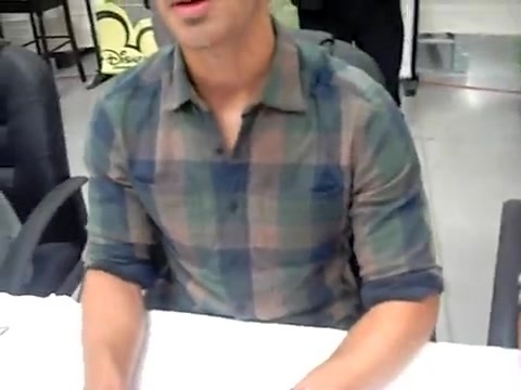 Meeting the Jonas Brothers and Demi Lovato at Walmart 1077 - Demilush - Meeting the Jonas Brothers and Demi Lovato at Walmart Part oo3