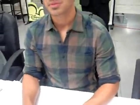 Meeting the Jonas Brothers and Demi Lovato at Walmart 1083 - Demilush - Meeting the Jonas Brothers and Demi Lovato at Walmart Part oo3