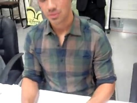 Meeting the Jonas Brothers and Demi Lovato at Walmart 1090 - Demilush - Meeting the Jonas Brothers and Demi Lovato at Walmart Part oo3