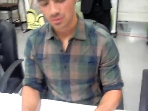 Meeting the Jonas Brothers and Demi Lovato at Walmart 1093 - Demilush - Meeting the Jonas Brothers and Demi Lovato at Walmart Part oo3