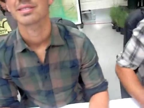 Meeting the Jonas Brothers and Demi Lovato at Walmart 0799 - Demilush - Meeting the Jonas Brothers and Demi Lovato at Walmart Part oo2