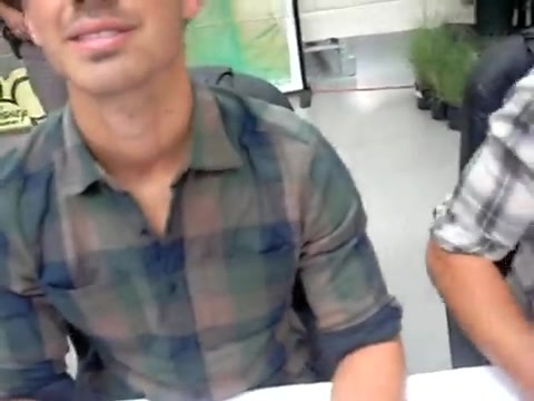 Meeting the Jonas Brothers and Demi Lovato at Walmart 0800 - Demilush - Meeting the Jonas Brothers and Demi Lovato at Walmart Part oo2