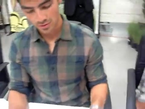 Meeting the Jonas Brothers and Demi Lovato at Walmart 1101 - Demilush - Meeting the Jonas Brothers and Demi Lovato at Walmart Part oo3