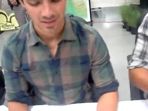 Meeting the Jonas Brothers and Demi Lovato at Walmart 0819