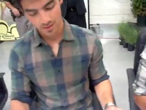 Meeting the Jonas Brothers and Demi Lovato at Walmart 1122 - Demilush - Meeting the Jonas Brothers and Demi Lovato at Walmart Part oo3