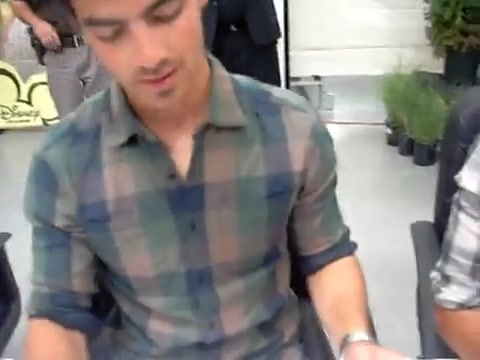 Meeting the Jonas Brothers and Demi Lovato at Walmart 1124 - Demilush - Meeting the Jonas Brothers and Demi Lovato at Walmart Part oo3