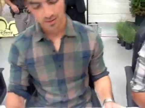 Meeting the Jonas Brothers and Demi Lovato at Walmart 1126 - Demilush - Meeting the Jonas Brothers and Demi Lovato at Walmart Part oo3